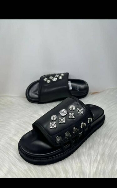 Claquettes noires à strass