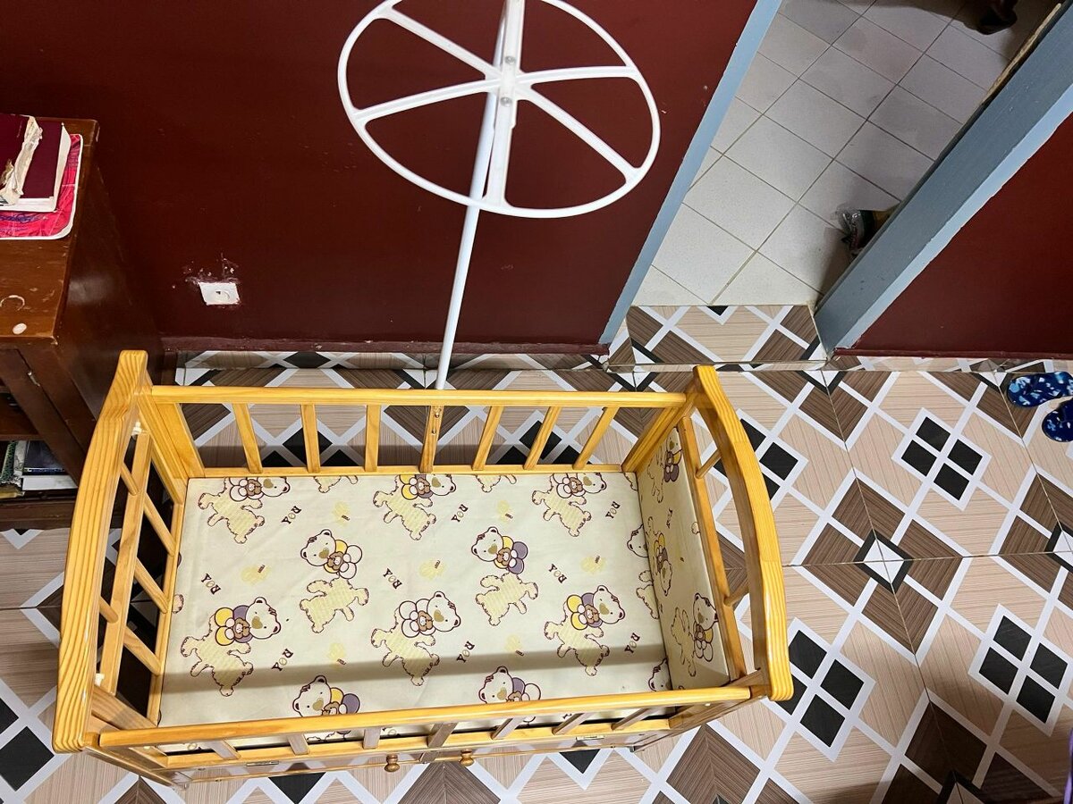 Lit bébé en bois avec roulettes