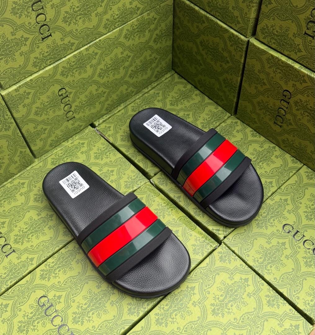 Claquettes Gucci élégantes