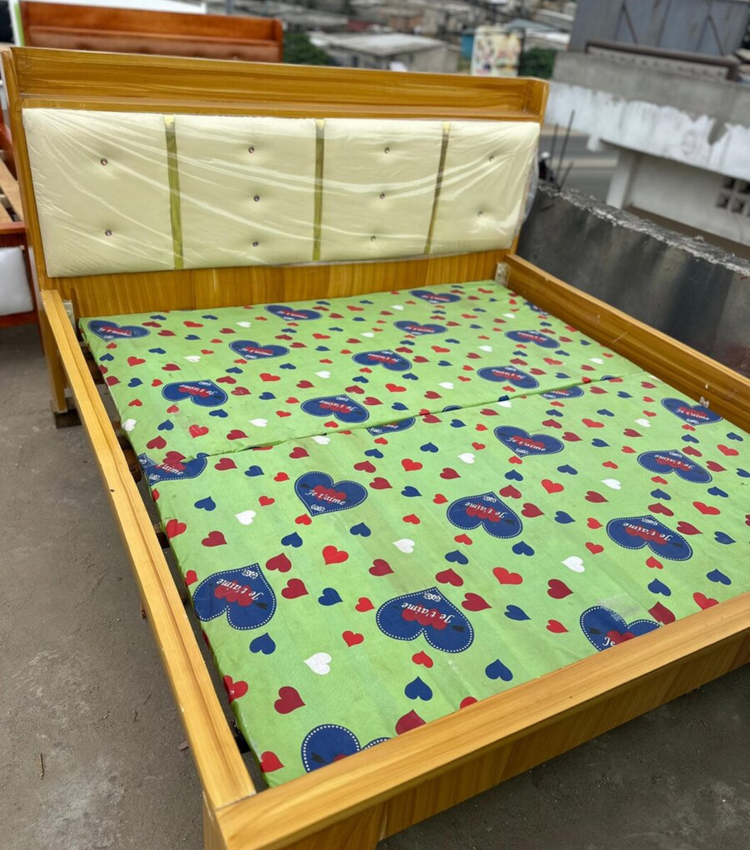 Lit double en bois moderne