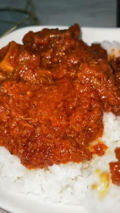 Riz blanc  à la sauce tomate