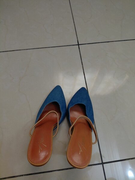 Talons aiguille bleu élégant