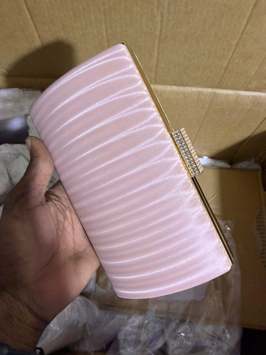 Clutch élégant ondulé