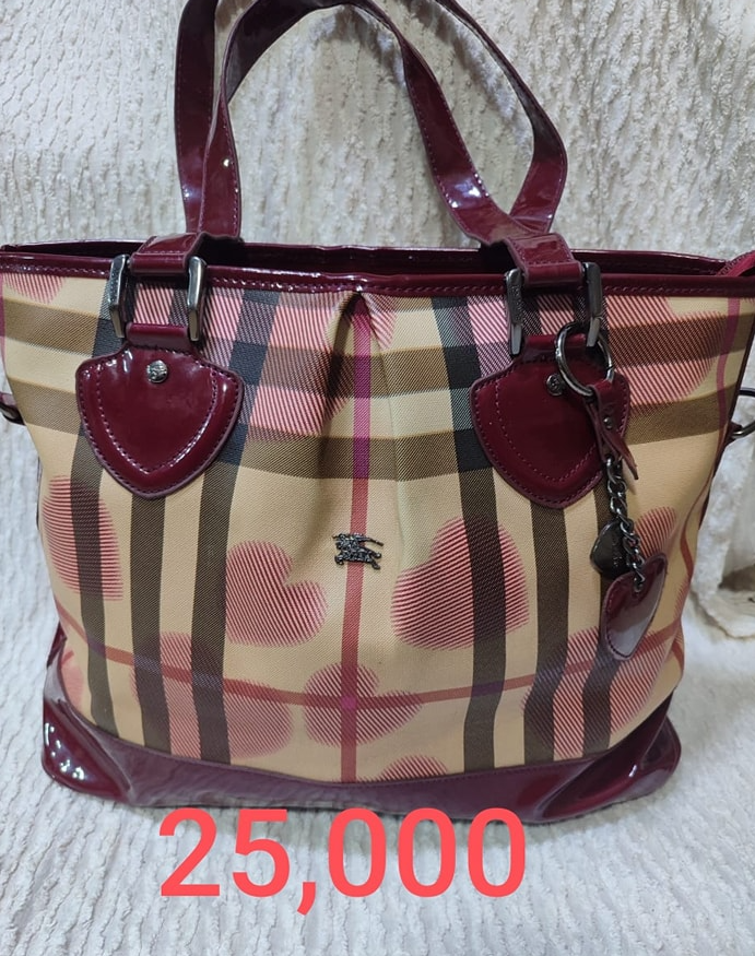 Grand sac femme à deux pieds à carreaux beiges et anses rouges