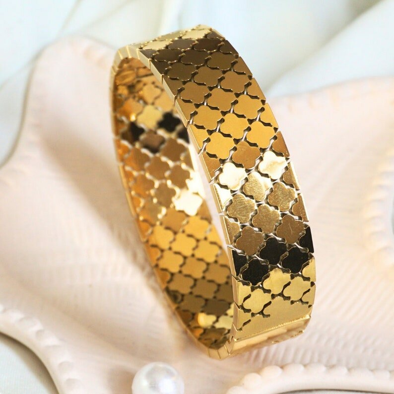 Broad Handcuff