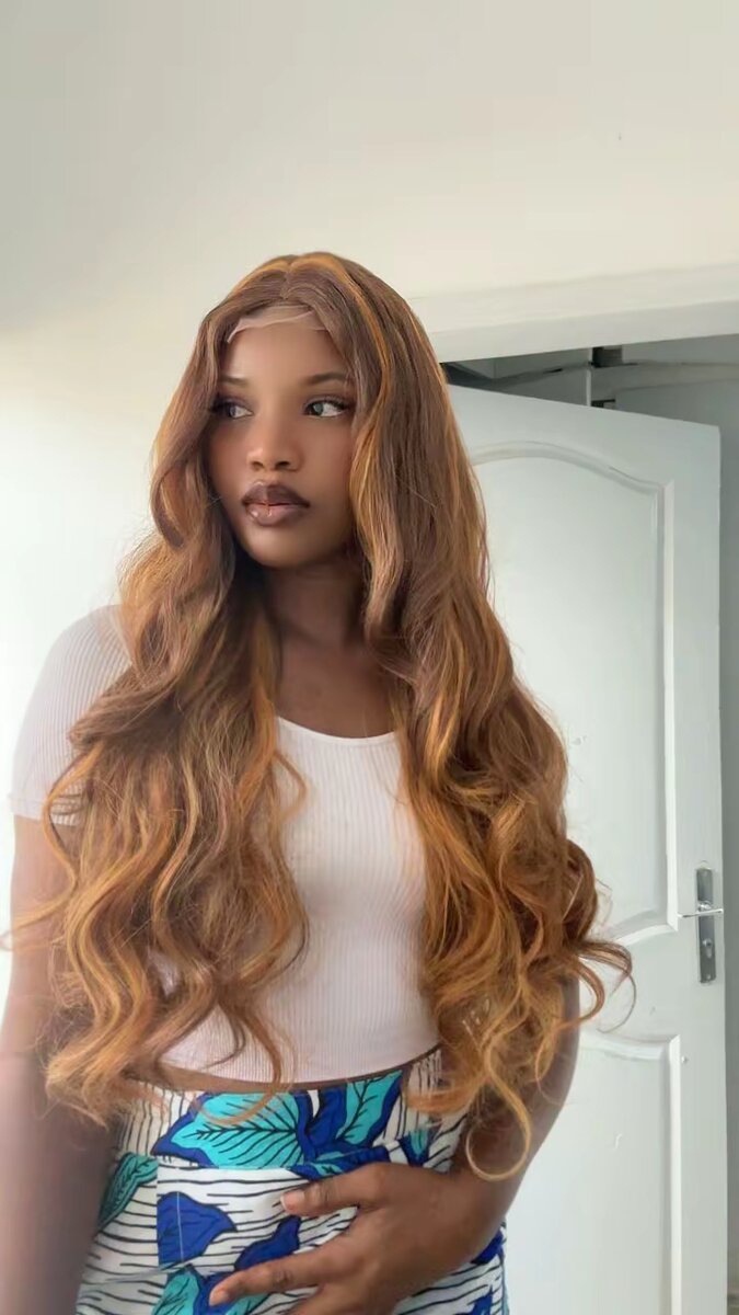 Perruque ondulée en dentelle