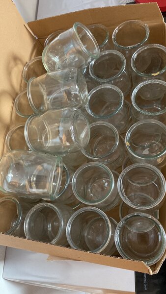 Lot de petits pots en verre