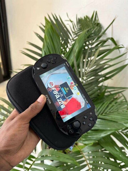 PS vita slim craquée +20 jeux