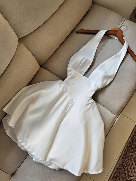 Robe courte blanche satinée