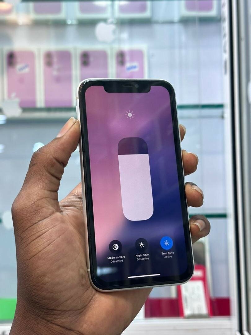 iPhone 11 64giga casineuf tout passe propre