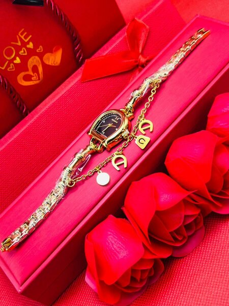 Montre femme élégante dorée