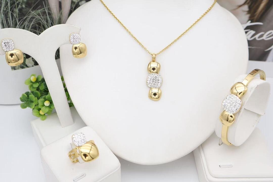 Parure élégante dorée