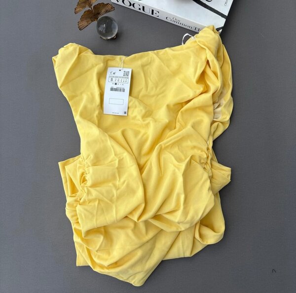 Élégante robe jaune moulante