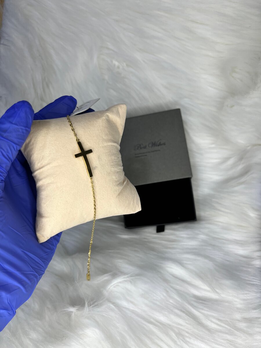 Bracelet doré avec pendentif