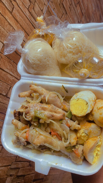 Plat à emporter poulet œuf