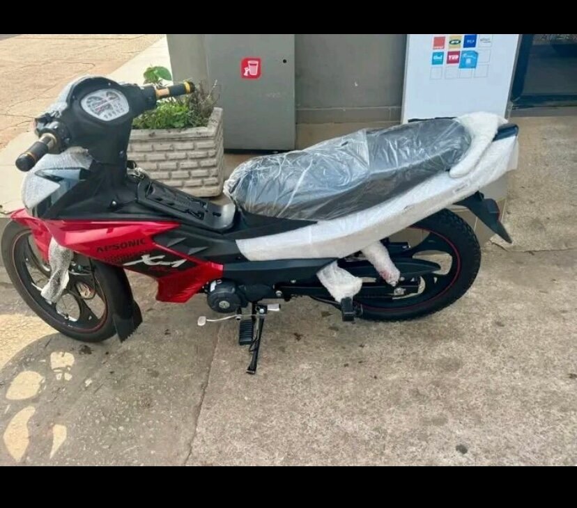 Moto électrique rouge élégante