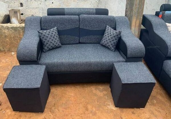 Ensemble canapé et poufs gris