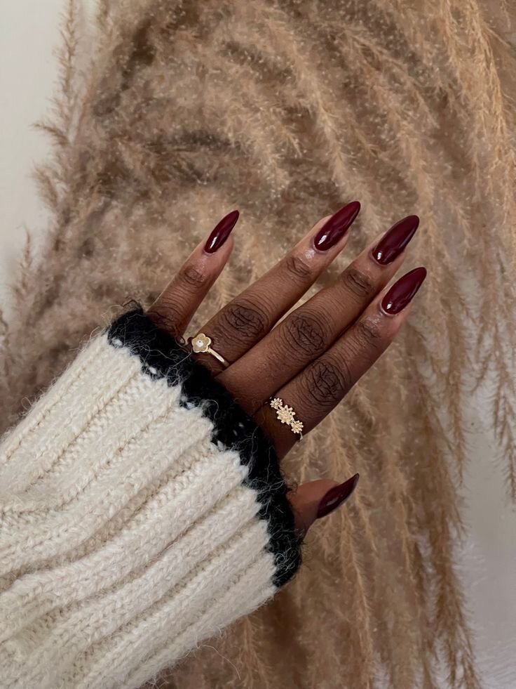 Ongles faux bordeaux élégants