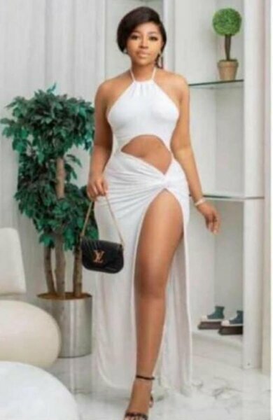 Robe blanche ajourée élégante