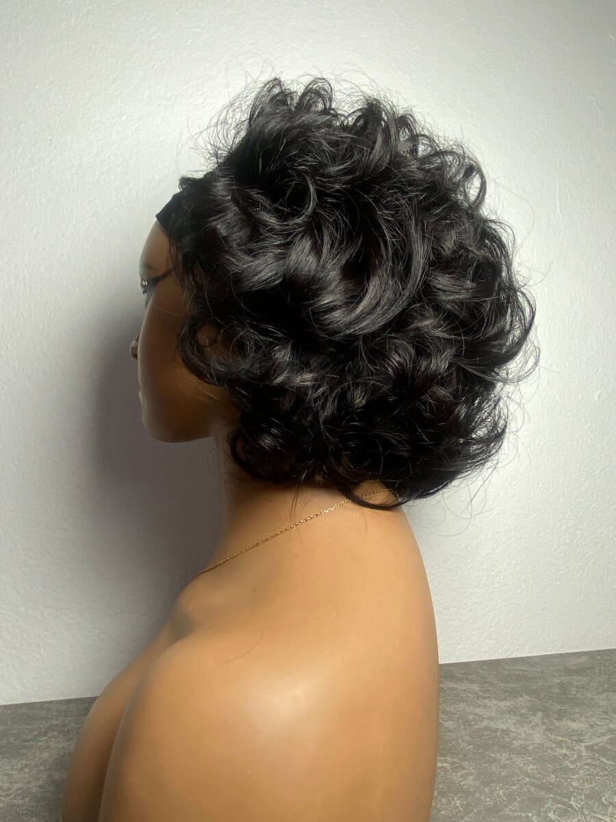 Perruque noire bouclée élégante