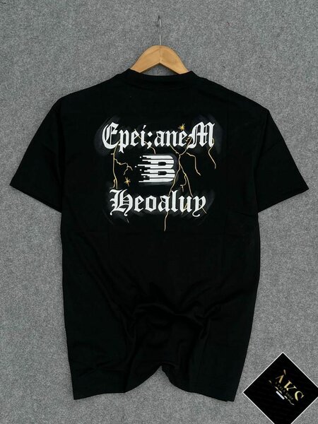 T-shirt noir avec design unique