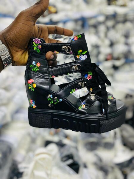 Sandales compensées florales