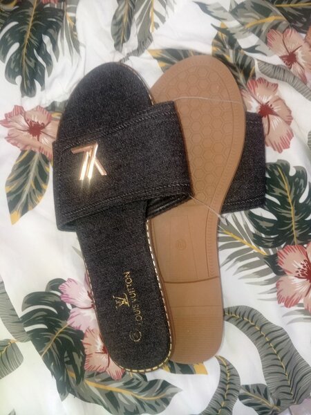 Original Luis Vuitton slippers