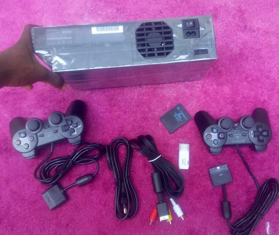 PlayStation 2 craquée avec 20 jeux et 2 manettes