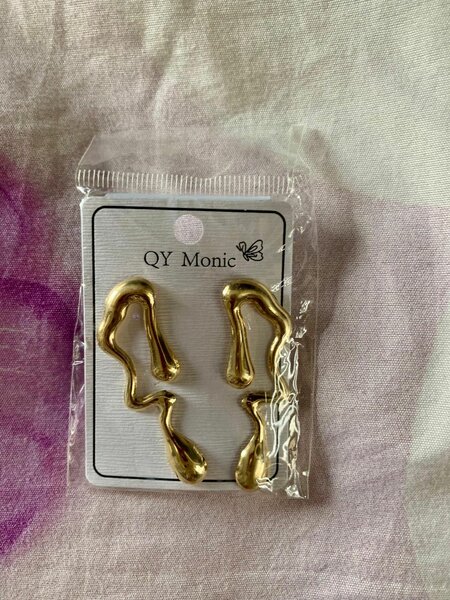 Boucles d'oreilles dorées élégantes