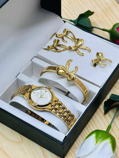 Ensemble Montre et Bijoux Dorés