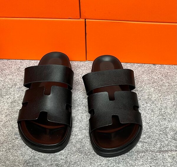 Sandales en cuir noir élégantes