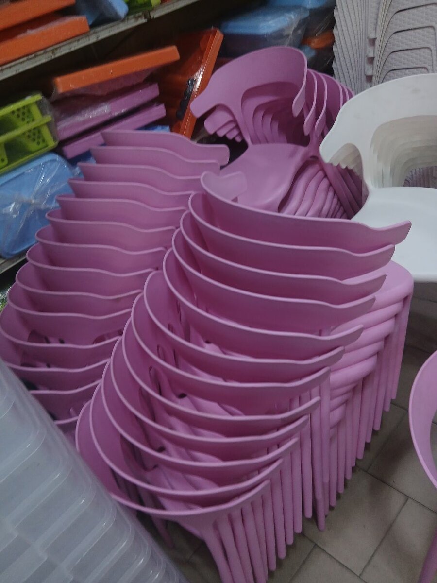 Chaise empilable en plastique rose