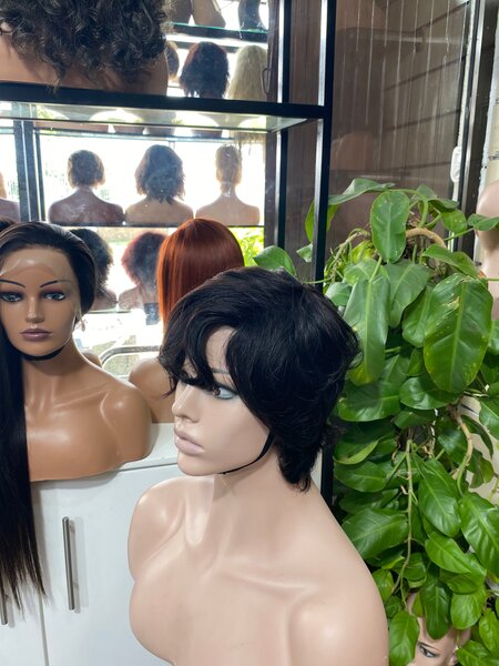 Perruque courte ondulée noire