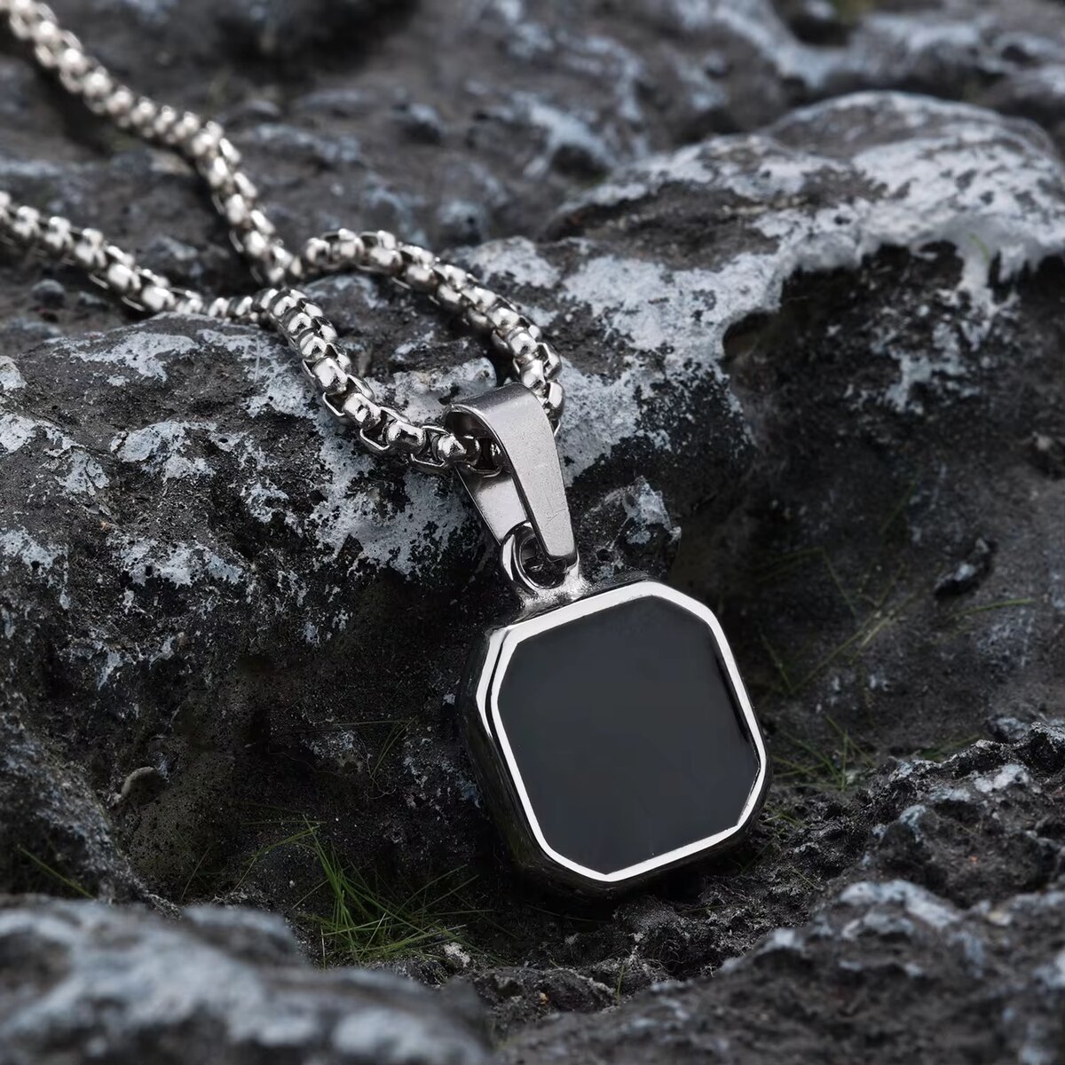 Collier Octogonal Élégant en Acier