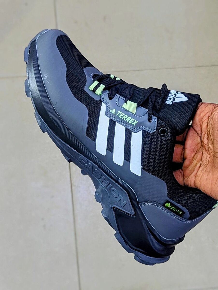 CLASSIC ADIDAS SPORTS SHOE