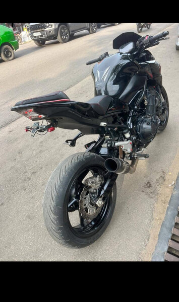 Moto sportive noire puissante