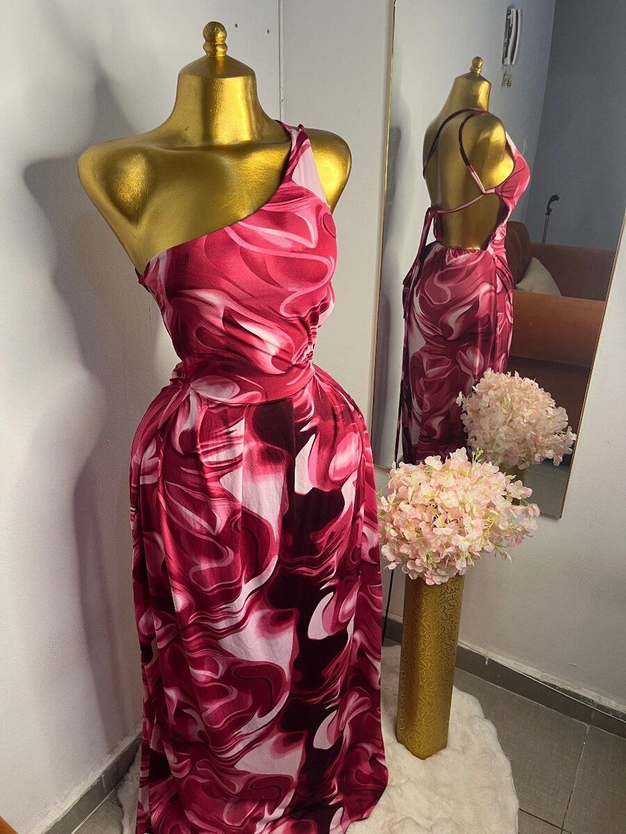 Longue robe dos décolleté