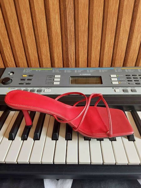 Sandales à talons rouges élégantes