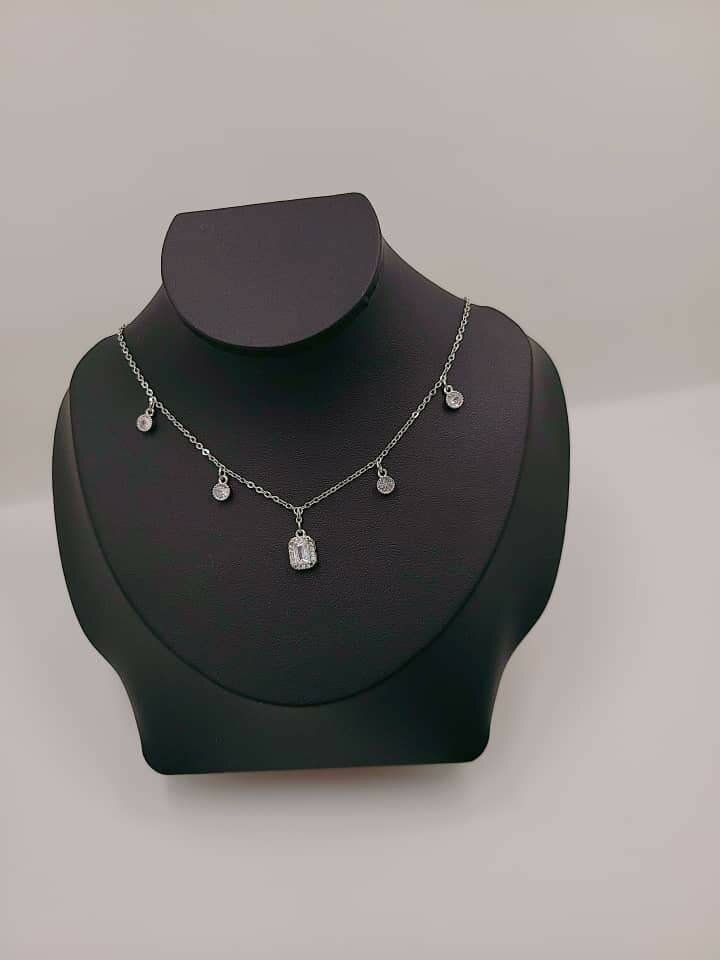 Collier élégant avec pendentifs