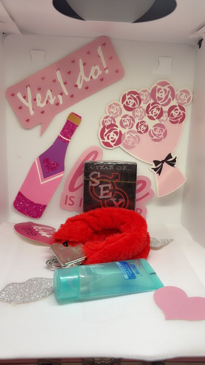 Menottes; lubrifiant ; cartes