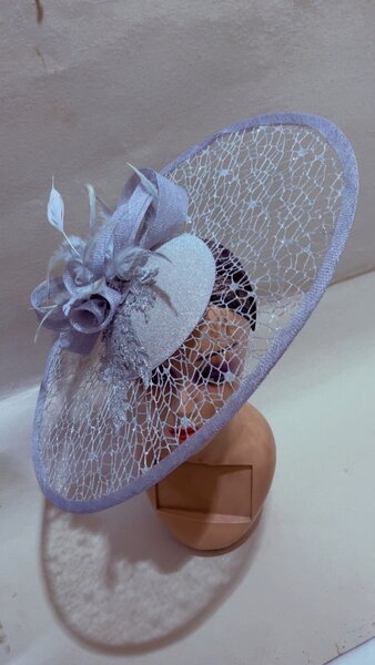 Élégant chapeau cocktail