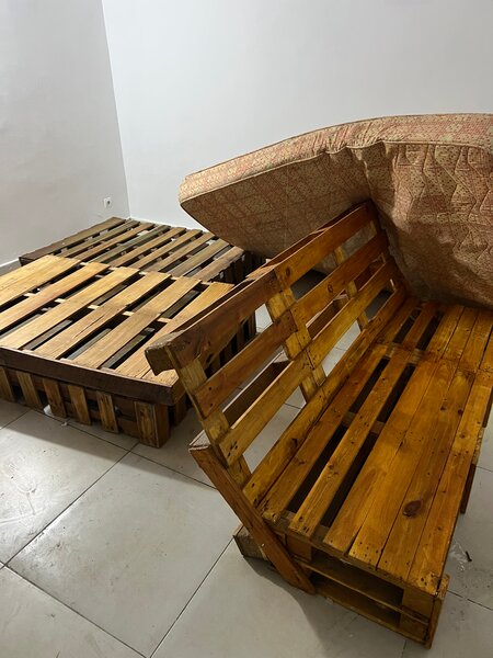 Lit en palette de bois robuste