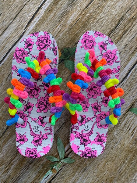 Tongs colorés en tissu tressé