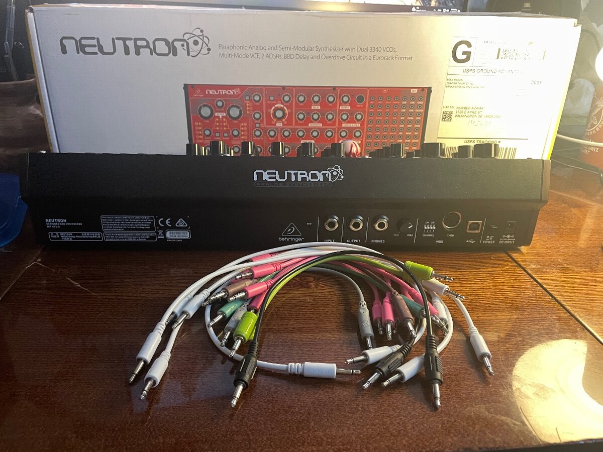 Полумодульный синтезатор Behringer Neutron