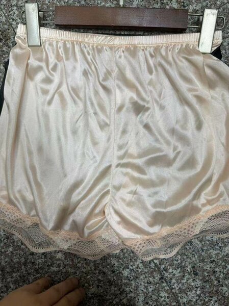 Shorts en satin avec dentelle