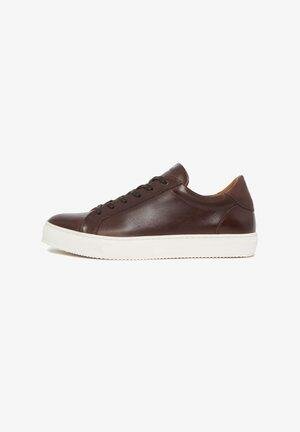 Sneakers en cuir marron homme
