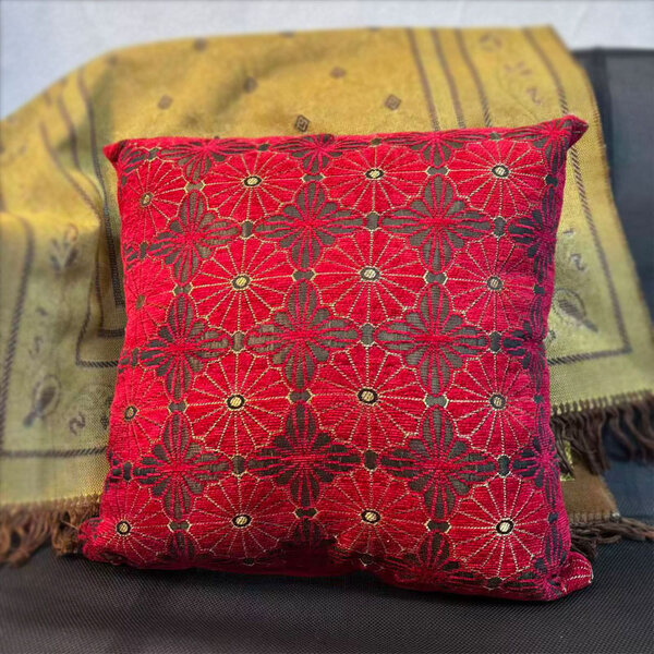 Coussin décoratif rouge floral