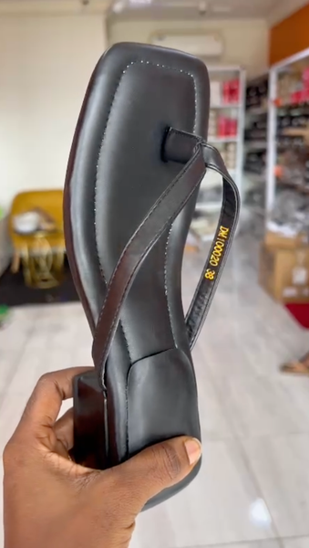 Leather black flip flops with heels