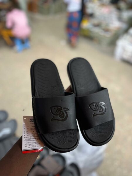 Claquettes noires confortables