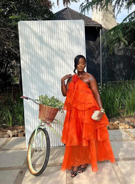 Robe Orange à Volants Élégante